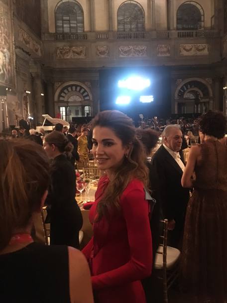 Rania nella Sala dei Cinquecento, dove si  svolto il gala della Celebrity Fight Night: premiata per il suo impegno umanitario ha parlato della “necessit di un nuovo rinascimento”